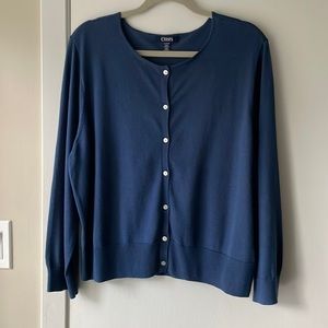 Light cardigan with 3/4 sleeves.